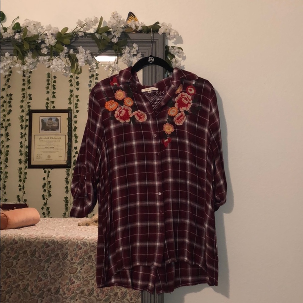 🌼Light weight, flannel shirt with embroidery.